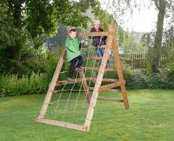 Klettergerust Im Garten Eine Fantastische Spielecke Fur Die Kinder Selber Gestalten Aufbewahrung Aufbewahrung Gart In 2020 Spielecke Aufbewahrung Garten Kinder Garten