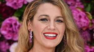 Blake Lively divinement séduisante dans une robe moulante fleurie au  décolleté plongeant : elle donne le ton