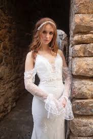 Wir schneidern die schönsten brautkleider und abendkleider ganz individuell nach deinen maßen und vorgaben. Hochzeitskleid Mit Off Shoulder Armeln Von Emine Yildirim