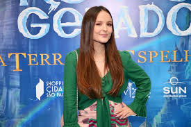 Já fez filmes, dublagens e telenovelas, sendo o seu trabalho mais importante a participação na telenovela carrossel, como maria joaquina, a vilã esnobe. Larissa Manoela Apos Intervencao Cirurgica Tem Cicatriz Exposta Durante Show E Detalhe Inesperado Deixa Fas Em Choque Tv Foco