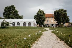 En été comme en hiver, le domaine de maizerets est l'écrin parfait pour unir la destinée de ceux qui s'aiment. Mariage Au Domaine Des Plagnes En Isere