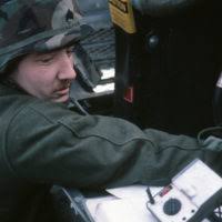 Сержант (SGT) Гарри Далтон, 172-й вспомогательный батальон, 6-я пехотная  дивизия (легкая), расстреливает автомобиль в поле возле Форт Гринли во  время учений BROST '87