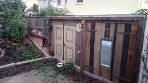 Diy Vintage Gartenzaun Sichtschutz Aus Verschiedenen Elementen Und Alten Materialien Mit Etwas Phantasie Und Kreat Alte Scheune Haus Bauen Alte Schrankturen