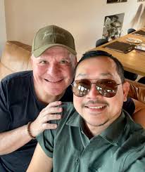 Are there groups in Da Nang for sharing kind stories and life moments?