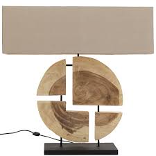 Pour être utilisée comme lampe de table ou comme lampe de chevet, cela n'a pas vraiment. Wooden Table Lamp Geometrix Kare Design