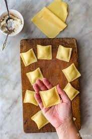 La gratinatura dei ravioli fornisce un tocco di sapore in più capace di renderli davvero unici. Mille E Cinquecento Ravioli Di Ricotta Per Il Nostro Matrimonio E La Ricetta Per Farli Juls Kitchen