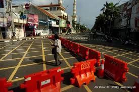 Jumlah kasus yang terus bertambah membuat sejumlah daerah di indonesia menerapkan kebijakan local lockdown. Ini Sejumlah Wilayah Di Indonesia Yang Terapkan Lockdown Lokal