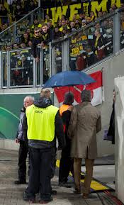 Wir kennen eine feindschaft nicht, wir. Borussia Dortmund Fans Bewerfen Marcel Reif Mit Bierbechern