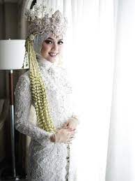 Tea length adalah gaun yang memiliki banyak keliman dan panjangnya di atas mata kaki tidak. Foto Inspirasi Pernikahan Adat Dari 5 Selebgram Hijab