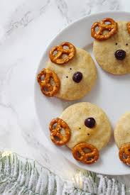 I biscotti alla zucca sono dei piccoli snack salati dal sapore delicato e avvolgente, ideali sa servire come antipasto o per un aperitivo, semplici da preparare, perfetti per un questi biscotti sono senza glutine e vegan perchè si preparano senza farina, senza burro e senza uova, così come la crema alla. Biscotti Renna Salati Con Pasta Brisee Senza Burro Yummyo Clock