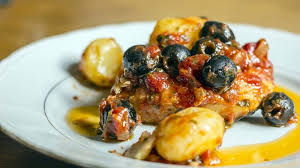 3) sfaldare il baccalà lessato precedentemente,aggiungere al sugo e lasciare insaporire,aggiustare di sale se c'è bisogno. Baccala In Umido Con Pomodoro Olive Nere Capperi E Patate Un Secondo Piatto Irresistibile Wine Dharma