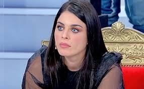 Arrivano le anticipazioni dell'ultima registrazione di uomini e donne del 2 maggio.in questa registrazione è andata in scena la scelta di samantha curcio, la tronista curvy che ha conquistato il pubblico del programma. Uomini E Donne Samantha Nel Mirino Del Calciatore Alessio La Tronista Curvy Ha Fatto Colpo Corriere Dell Umbria