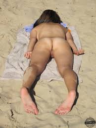 Nude girls caught on beach - Voyeur Videos