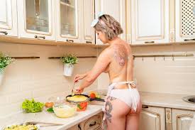 Nackt Sexy Blonde Girl Mit Tätowierendem Kochen Pizza Auf Pfanne Teig  Stockfoto - Bild von hausfrau, frisch: 187918964