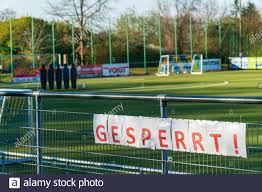 Um zu wissen, dass ein mittel wie fußballfeld markierungen seinen zweck erfüllt, schadet es nichts einen blick auf erfahrungen aus sozialen medien und resümees von fremden zu werfen.studien können quasi nie dazu benutzt werden, weil diese durchaus aufwendig sind und meistens nur medikamente beinhalten. Deutsche Beschriftung Stockfotos Und Bilder Kaufen Alamy