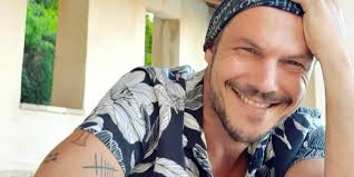 Η γυναίκα που έχει αποκτήσει παιδιά ή που έχει υιοθετήσει. O Iwannhs Papazhshs Paizei Me Ton Gio Toy Sthn Paralia Kai To Instagram Liwnei To Binteo Poy 3etrelane Toys Followers Binteo Zwh Iefimerida Gr