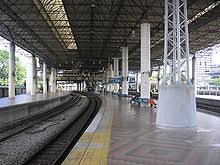 Kini, landasan kereta api utama di semenanjung malaysia menganjur dari padang besar, perlis ke johor bahru, johor manakala landasan kereta api pantai timur bermula dari tumpat, kelantan ke gemas, negeri sembilan. Stasiun Kereta Api Kuala Lumpur P2k Undaris Ac Id Kumpulan Belajar Berbahasa Indonesia