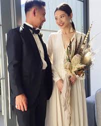 ri chan さんはinstagramを利用しています 意地悪そうな顔のわたしと 服が乱れ気味の主人 ブーケの羽が光りに当たってる写真はお気に入り iphone写真 wedding bridal weddingdress wedding ブライダルビューティー 花嫁 白いウェディングドレス