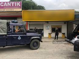 Bank yang ditemukan di kota manapun yang juga memiliki kantor cabang federal reserve atau kantor cabang federal reserve. Teen Takes Hostage In Johor Dies By Gunshot