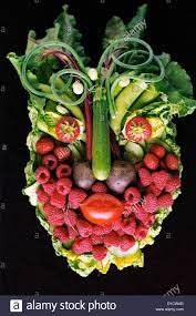 Aus frischem obst & gemüse können leckere smoothies zubereitet werden. Lustige Obst Und Gemuse Gesicht Kopf Skulptur Erstellt Von Mary French Fotografiert Von Sally Mundy Stockfotografie Alamy
