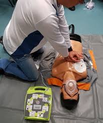 A parada cardiorrespiratória é a ausência das funções vitais, movimentos respiratórios e batimentos cardíacos. Homem Sofre Paragem Cardiorrespiratoria E E Salvo Com O Uso De Desfibrilhador
