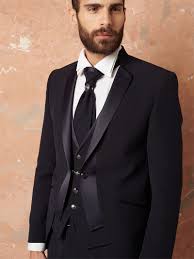 Uomo vestito in coro con un vestito tradizionale con un cappello nero che suona uno strumento musica. Abito Da Sposo Semplice Ma Elegante Con Scollo Coreano