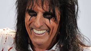 Marilyn manson was born brian hugh warner on january 5, 1969 in canton, ohio, to barbara jo (wyer) and hugh angus warner. Alice Cooper Wurde Sich Mit Marilyn Manson Langweilen Bunte De