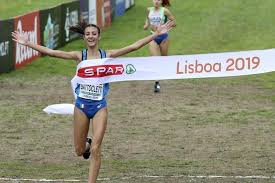 Nadia battocletti, l'atleta italiana, è pronta a scendere in campo e gareggiare per i 5000 metri alle olimpiadi di tokyo. Nadia Battocletti Regina Del Cross Sport Trentino