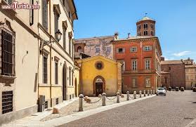 Vendesi appartamento 120 mq due letto, due bagni uno con doccia uno con vasca, sala e cucina grandi, cantina e garage. Tour Nel Centro Storico Di Piacenza Tra Chiese Foto Piacenza
