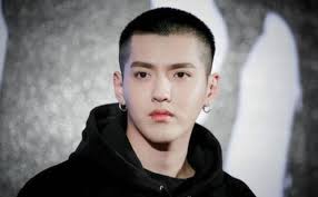 并假冒吴亦凡的律师，和都美竹协商赔偿。 但是，提供给吴亦凡团队的，是都美竹的收款信息，刘某迢自己骗了个寂寞。 于是刘某迢再度冒充吴亦凡的律师，让都美竹给自己打钱，获得 18 万违法所得。 这也解释了一个疑点：为什么「吴亦凡的律师」要求退回. Dqafdnskzgbznm