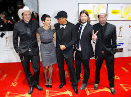 Im figurtbetonten, roten abendkleid umarmt thomas anders seine frau claudia besonders gern. Goldene Kamera Fur The Voice Of Germany