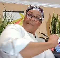 gade travay yon jen gason li fin manje yo dil lave asiet yo l Li leve kol  frape a te Fok nou ankouraje moun ki fe manje a Dim nan komante yo