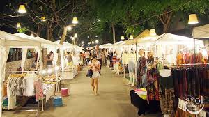 Plenty of restaurants with fresh seafood and and street food can be found along the whole market stretch. Hua Hin Cicada Market Aroimakmak