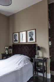 Chambre tapissée de gris perle clair et équipée d'une literie marron. Couleur Taupe Nos Idees Pour Bien L Associer Ctendance Fr