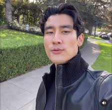 1 chiếc zideo Alex nói tiếng Hàn dù không có sub nhưng quan trọng là nghe  rất sướng tai vì Alex nói tiếng Hàn sexy lắmmmmm 🥰💋, cre: alexlandi7 😍