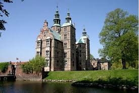 På rosenborg slot kan du se portrætterne af johan friedrich struensee og dronning caroline mathilde. Rosenborg Slot Is Een Bezienswaardigheid In Kopenhagen