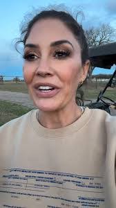 Robin Pinney's Instagram, Twitter & Facebook