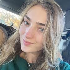 Jeanne Pender's Instagram, Twitter & Facebook