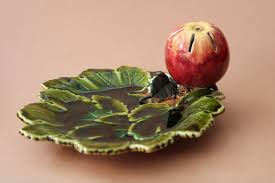 Лот №154 - Тарелка с яблоком, (яблоко прилипает к тарелке), фаянс, фарфор,  металл, размер тарелки 20х19 см. - Аукцион 118 - Галерея классического  искусства ANTONIJA