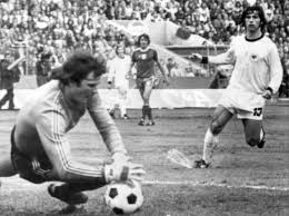 Przypomnienie najważniejszych wydarzeń w historii polskiego sportu. Mundial 1974 Czyli Kopciuszek Na Pilkarskich Salonach Dzieje Pl Historia Polski