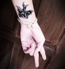 Sehr beliebt sind kleine tattoos am handgelenk für mädchen. Tattoo Am Handgelenk 40 Ideen Fur Frauen Und Manner