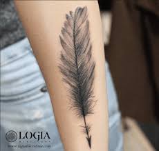 Los tattoos de plumas son una gran opción si tu decisión es compartir un mismo símbolo con tu pareja. Tatuajes De Plumas Tatuajes Logia Barcelona