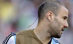 Mullets invite men to celebrate a hairstyle create a faux rat tail by trimming your hair at the base of your neck into a pointed edge. What Is Going On With Rodrigo Palacio S Rat Tail Hairdo For The Win