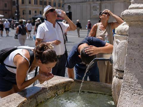 Caldo senza tregua fino a Ferragosto, l'Italia nella «cupola» subtropicale: picchi di 40 gradi e notti sempre più afose - Giornale La Voce