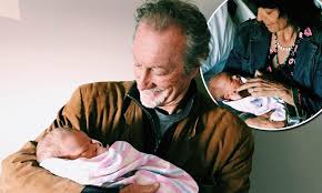 Rachel ward a eu une idylle avec david anthony kennedy, rencontré en 1979. Bryan Brown Meets His Newborn Grandchild While Daughter Matilda Shares Gushing Instagram Tribute Daily Mail Online