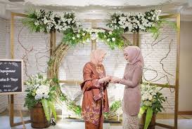 Teras rumah menjadi salah satu bagian rumah yang paling tepat untuk bersantai atau berkumpul tempat nongkrong favorit depan rumah. Earthy Rustic Engagement Ala Sasha Dan Andio Di Beranda Kitchen Rustic Wedding Backdrops Wedding Background Decoration Wedding Backdrop Decorations