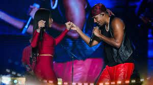 Yailin la más viral cantó 'Obsesión' junto Romeo Santos y la mordieron en  pleno concierto: “Yo puedo, estoy soltera” - Infobae