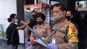 Opens in new tab or window dismiss close travel advisory. Video Pembunuhan Suami Istri Di Rawa Bebek Bekasi Dilakukan Tetangga Dihantam Pakai Linggis Warta Kota