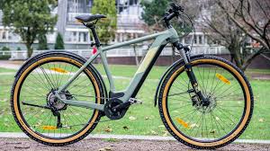 Dank seiner umfangreichen ausstattung bist du auch im gelände perfekt unterwegs. Cube Cross Hybrid Pro 625 Im Test Bike Bild