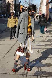 Chic Ways To Wear The Sock Sandal Combo Style Report Mag Street Style Fall Outfits Street Style Outfit Street Style